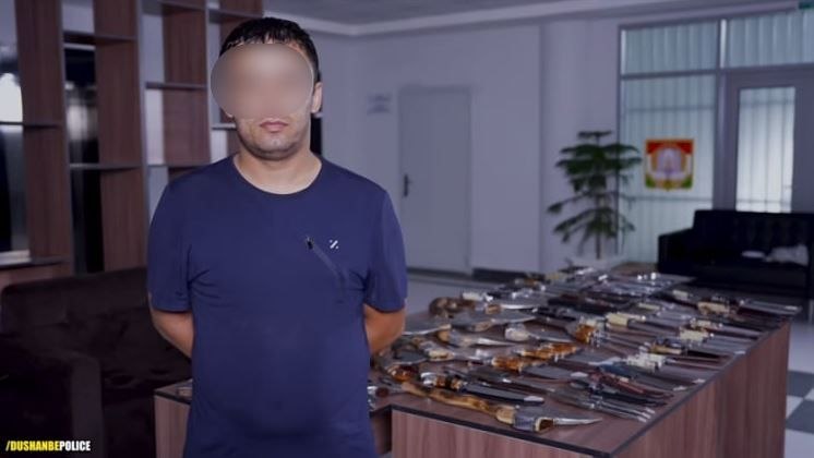 杜尚别一名男子因持有103件刀具而被逮捕10天。