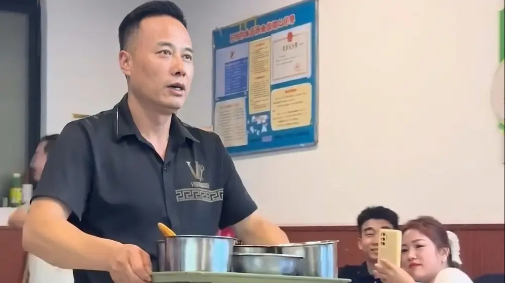 中国发现了一位长相酷似埃隆·马斯克的人——他在一家烤肉店当厨师。